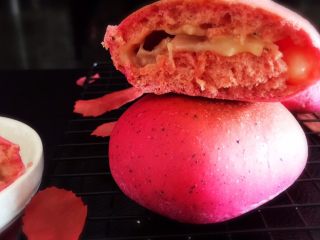 23、火龙果芝士土豆爆浆小餐包,切开一个，里面的芝士土豆酱就流出来～????咬一口，外脆里嫩，加上爆浆～哇～不说了，赶紧吃去～～