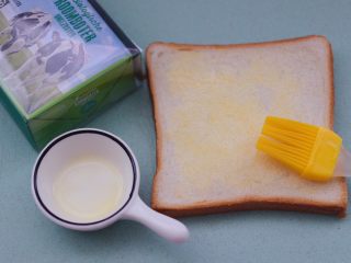 5、田园时蔬吐司披萨,把融化好的黄油，用刷子把黄油刷到吐司片上。