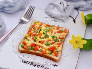 15、田园时蔬吐司披萨,做法简单快捷又营养丰富。