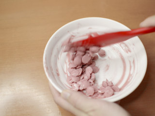 10、绵绵脆巧奶油包,取出来拌一拌,有一点融化了。