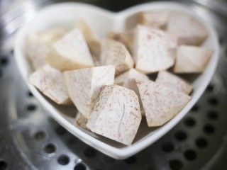 2、香甜软糯的芋泥肉松酥,芋泥上锅蒸熟。