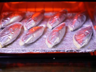 8、香甜软糯的芋泥肉松酥,烤箱预热5分钟。将带锡纸的芋泥肉松蛋挞皮放入烤箱中，200度上下火烤10分钟。