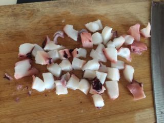 3、章鱼小丸子,然后切成1cm大小的块