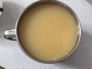 5、章鱼小丸子,用打蛋器搅拌均匀