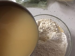 6、章鱼小丸子,然后将搅拌好的蛋水倒入搅拌均匀的低筋面粉、泡打粉、生粉中，不要一次全倒入，倒1/2就可以