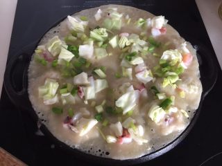 13、章鱼小丸子,在每个洞塞入章鱼足、卷心菜，撒上葱花