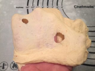 2、咖喱培根贝果,揉至扩展阶段即可(能撑开不易破的薄膜,破洞为心锯齿状