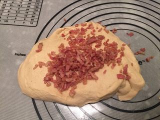 3、咖喱培根贝果,将培根皮切碎,炒锅放入少量黄油,将培根碎爆香去水分,放凉后放入面团内