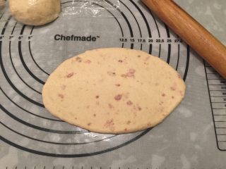 5、咖喱培根贝果,取1小份,擀成椭圆形