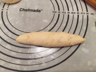 8、咖喱培根贝果,两边包起,边缘捏紧