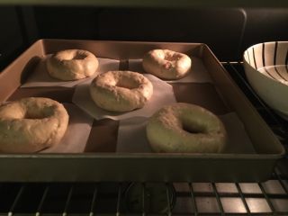 11、咖喱培根贝果,启动烤箱发酵功能,设置35度,发酵20分钟(放一碗热水保存温度),取出烤箱后盖上盖子继续发酵5分钟,同时预热烤箱200度