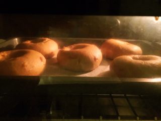 13、咖喱培根贝果,烤箱200度上下火中层20-25分钟