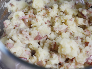 7、コロッケ日式可乐饼,炒好的培根洋葱碎与土豆泥均匀混合