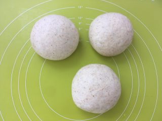 9、全麦吐司,将每一份面团揉均匀
