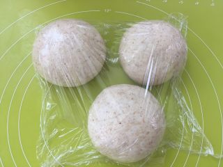 10、全麦吐司,盖保鲜膜室温松弛15分钟