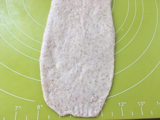 12、全麦吐司,面团尾部擀薄一些，之后将面团卷起来来尾部薄一点能过很好的融合