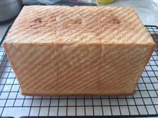 15、全麦吐司,出炉磕几下模具，面包就掉下来了，凉至手温切片，装袋密封保存