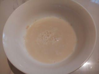 1、#咸味#快速发酵的花卷,先取温水将酵母融于水中