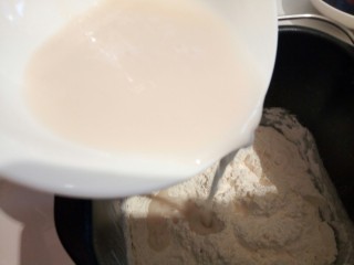 2、#咸味#快速发酵的花卷,白糖加温水融化，倒入面包桶，还有食用油10克也一起放，再放入中筋面粉，加入融化的酵母水