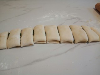 9、#咸味#快速发酵的花卷,并将另一边顺势翻折，切成宽一点的剂子