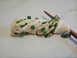 12、#咸味#快速发酵的花卷,朝一个方向扭动打结，制成花卷的生胚