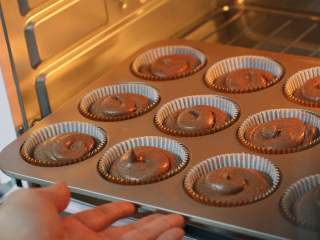 16、巧克力熔岩杯子蛋糕,放入预热好的烤箱中层，170℃烘烤15分钟后出炉