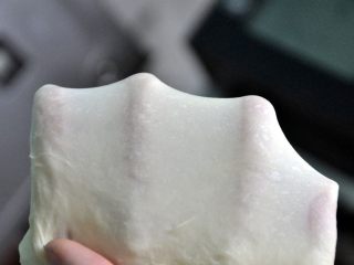 3、淡奶油椰蓉面包卷,20分钟后，面团揉至完全阶段，拉出手套膜。