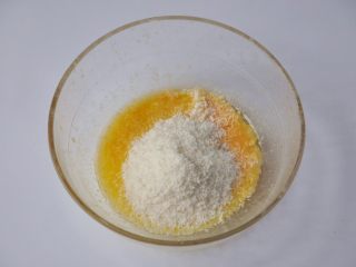 7、淡奶油椰蓉面包卷,趁醒面松弛的时间，调制椰蓉馅。将黄油放入微波炉中叮2-30秒，黄油融为液体后，加入糖粉B，全蛋液及椰蓉。