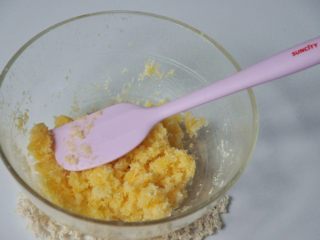 8、淡奶油椰蓉面包卷,所有材料混合均匀。