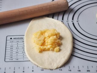 10、淡奶油椰蓉面包卷,将椰蓉馅均分3等份，把卷好的面团打开，包上椰蓉馅。