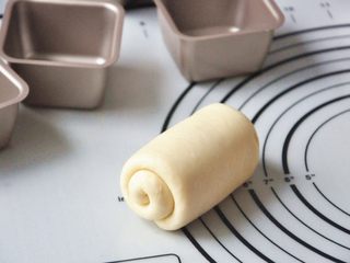 12、淡奶油椰蓉面包卷, 卷好后，在中间切开，分成2个面团。