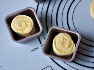 13、淡奶油椰蓉面包卷,将面包卷生胚放入阳晨方形单杯模具中，切面朝上，放入烤箱进行第二次发酵30分钟37度（发酵至9成模就可以了，因此我缩短了二发的时间。）