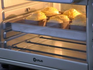 15、淡奶油椰蓉面包卷, 放入预热好的烤箱，上下火165度，时间20分钟左右。（时间与温度请参照自家烤箱脾气），为避免面包卷上色过深，烤10分钟后在表面加盖一张锡纸