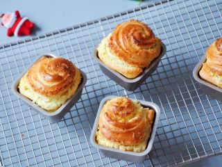 16、淡奶油椰蓉面包卷,出炉后立即脱模，晾凉至手温后装袋。