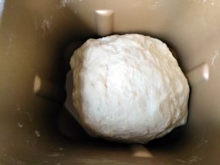 1、中种北海道吐司,将中种面团原料全部混合，揉成团