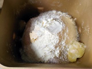 3、中种北海道吐司,将发酵好的中种面团撕成小块，加入主面团所有原料