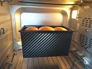 13、中种北海道吐司,放入预热好的烤箱最下层上下火140度30分钟