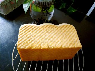 14、中种北海道吐司,上色均匀后出炉立即脱模冷却