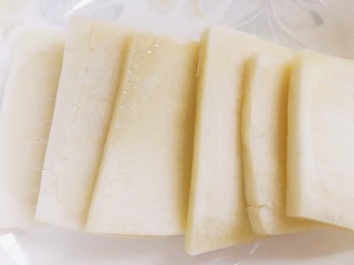 1、江南名小吃~炸年糕,准备材料,年糕切成长条(我这个年糕自己做的,切薄了一点)