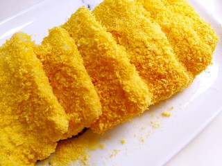 7、江南名小吃~炸年糕,依次再裹满面包糠,放在盘子里备用