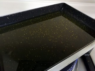 8、江南名小吃~炸年糕,锅里放油大火烧到七分热