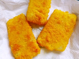 10、江南名小吃~炸年糕,用吸油纸吸取多余的油