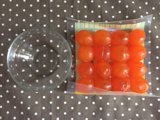 2、没错，高筋粉也能做蛋黄酥,准备一个碗，倒入白酒，某宝买的咸鸭蛋黄是生的，拿出八个，每一个都放在眼里浸沾几下。