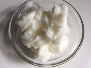 5、没错，高筋粉也能做蛋黄酥,某宝买的现成的猪油。如果没有，可以用猪肥肉放在热锅中靠出猪油，晾凉了也可以。