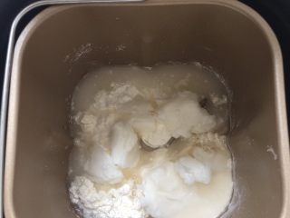6、没错，高筋粉也能做蛋黄酥,把水油皮的部分倒入面包机中，水，猪油，白砂糖，高筋粉和玉米淀粉，按下和面程序