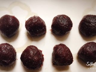 7、没错，高筋粉也能做蛋黄酥,这个时候处理一下馅料。把红豆沙平均分成16个重量相等的剂子。如果家里没有电子秤，就大致分成大小均匀的剂子。