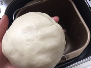 9、没错，高筋粉也能做蛋黄酥,二十分钟，面已经活好了，不粘手而且表面光滑。装进保鲜袋中，醒面三十分钟。