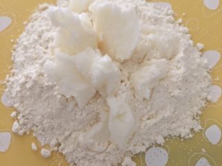 10、没错，高筋粉也能做蛋黄酥,这个时候我们制作油酥部分。把低筋面粉和猪油倒入硅胶垫上，用手揉捏，直至揉成面团，不粘手