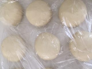 15、没错，高筋粉也能做蛋黄酥,全部包好后，盖上保鲜膜，松弛20分钟