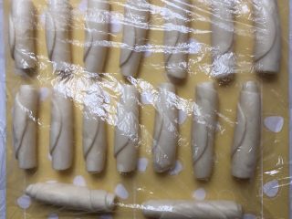 18、没错，高筋粉也能做蛋黄酥,卷好后，盖上保鲜膜静置15分钟